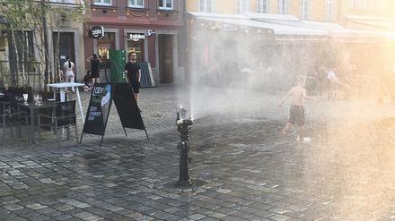 Der Sprühnebelbrunnen auf dem Rynek, dem großen Marktplatz von Breslau, sorgt an heißen Tagen für Erfrischung bei Jung und Alt.