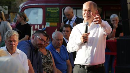 Bundeskanzler Olaf Scholz beim Bürgergespräch in seinem Wahlkreis in Michendorf/Langerwisch.