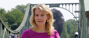 Linda Teuteberg (FDP) an der Glienicker Brücke in Potsdam.