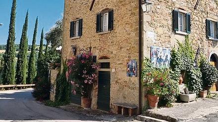 Kunst in Lippiano. Ein zeitgenössischer Künstler macht an der Straßenkreuzung Werbung für seine Porträts.