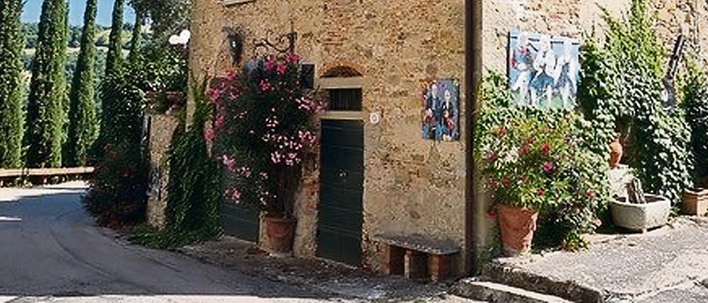 Kunst in Lippiano. Ein zeitgenössischer Künstler macht an der Straßenkreuzung Werbung für seine Porträts.