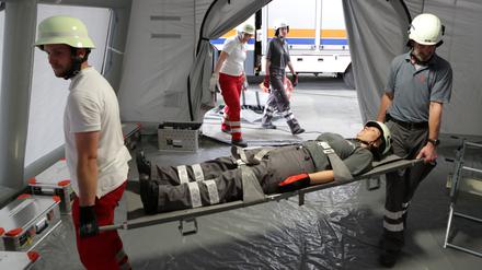 Was tun im Ernstfall? Helfer:innen von DRK und DLRG bereiten sich in Werder (Havel) auf einen Einsatz vor. 