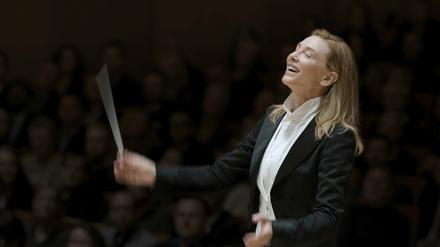 Cate Blanchett als Chefdirigentin Lydia Tár in einer Szene des Films "Tár" von Todd Field.
