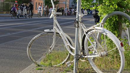 Die weißen "Geisterräder" erinnern an zu Tode gekommene Fahradfahrer:innen.