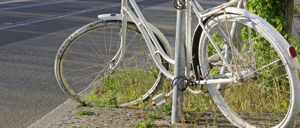 Die weißen "Geisterräder" erinnern an zu Tode gekommene Fahradfahrer:innen.