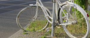Die weißen "Geisterräder" erinnern an zu Tode gekommene Fahradfahrer:innen.