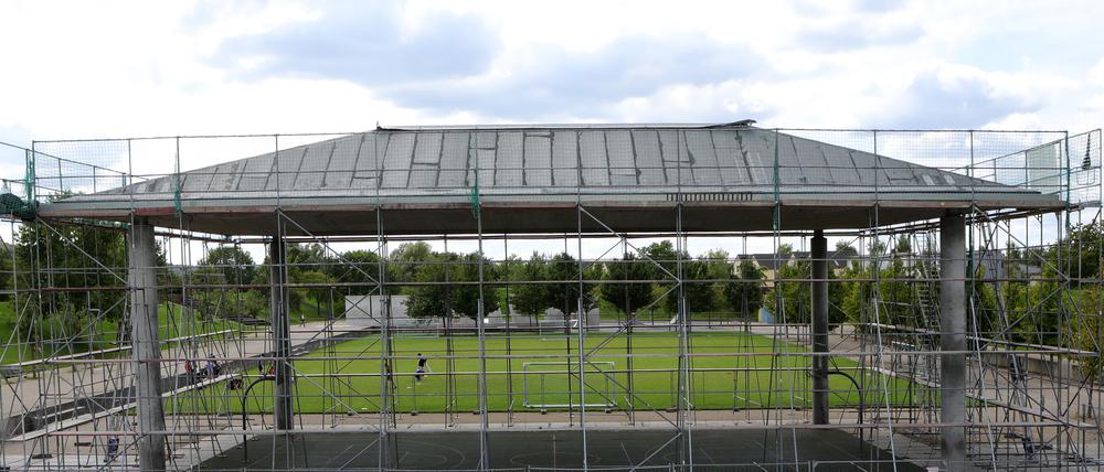 Die Überdachung dieser Freizeitfläche im Volkspark Potsdam muss saniert werden.