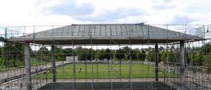 Die Überdachung dieser Freizeitfläche im Volkspark Potsdam muss saniert werden.