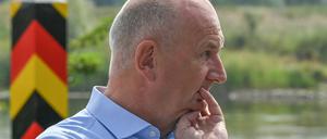 Dietmar Woidke (SPD) am Montag bei einem Vor-Ort-Besuch an der Oder. 