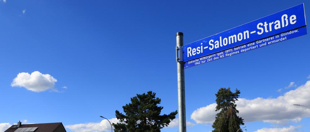 Das Schild der Resi-Salomon-Straße am Bildungscampus in Glindow.