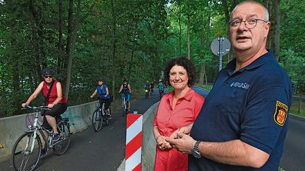 Brigitte Meier mit Thomas Rosenberger vom Ordnungsamt. 