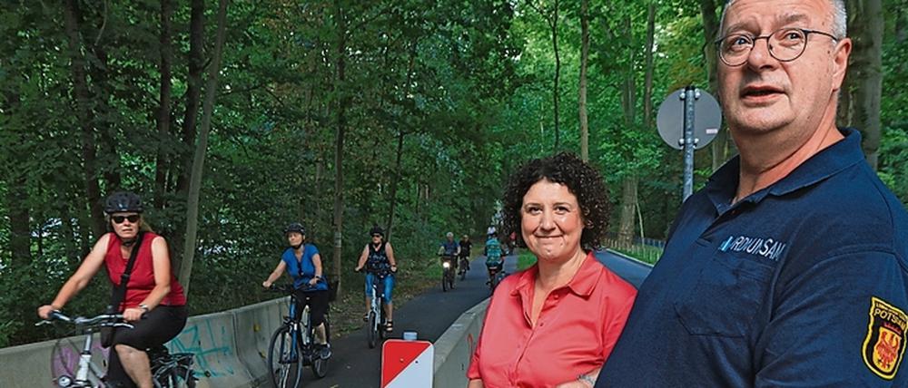 Brigitte Meier mit Thomas Rosenberger vom Ordnungsamt.