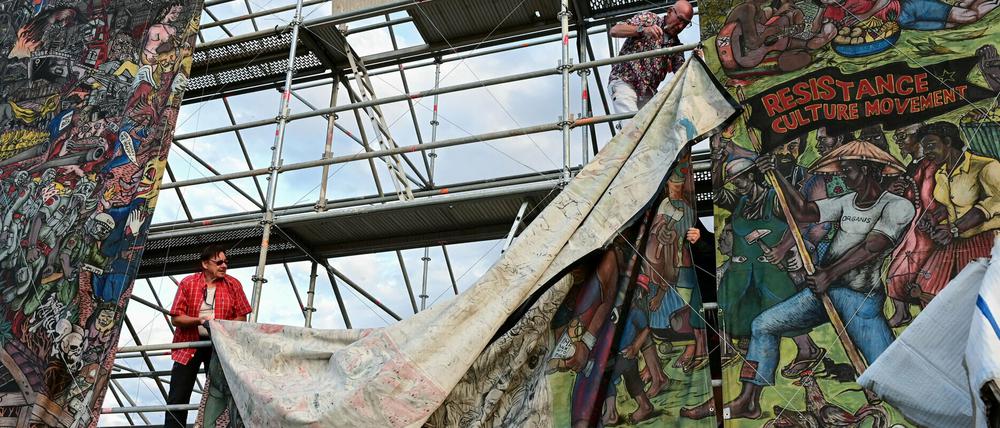 Documenta-Mitarbeiter bauten im Juni das umstrittene Großbanner des indonesischen Künstlerkollektivs Taring Padi ab.