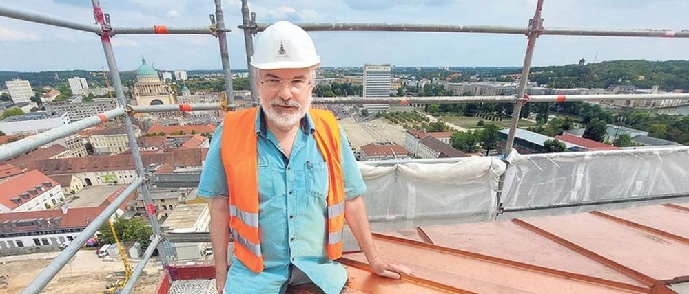 In knapp 60 Metern Höhe steht Wieland Eschenburg auf der künftigen Aussichtsplattform des Kirchturms.
