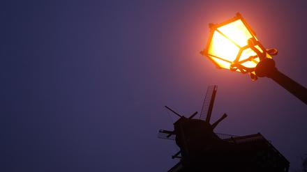Eine Laterne sorgt für etwas Licht im Park Sanssouci.