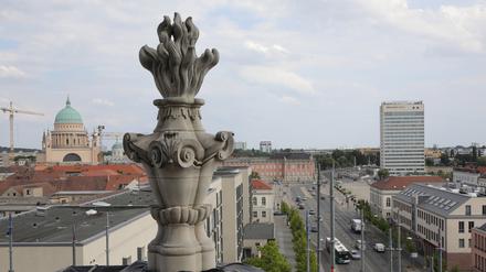 Elemente aus Sandstein schmücken den Turm. Auf der Aussichtsplattform kann man einen 360-Grad-Blick über die Innenstadt werfen.