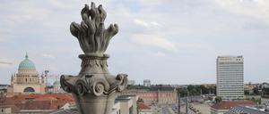 Elemente aus Sandstein schmücken den Turm. Auf der Aussichtsplattform kann man einen 360-Grad-Blick über die Innenstadt werfen.