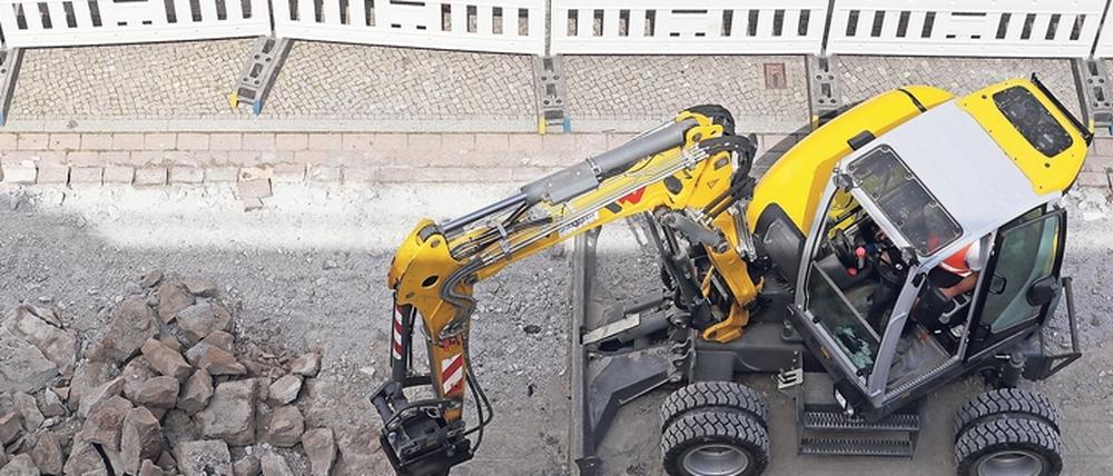 Das marode Pflaster in der Brandenburger Straße wird aufgebrochen. Darunter wartet viel Arbeit.
