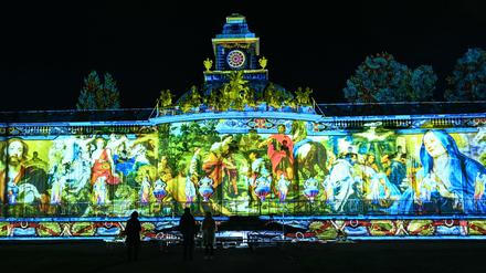 Bunt erleuchtet zeigte sich die Bildergalerie im Park Sanssouci während der Schlössernacht 2021.