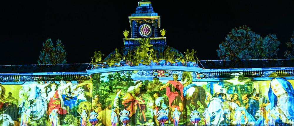 Bunt erleuchtet zeigte sich die Bildergalerie im Park Sanssouci während der Schlössernacht 2021.