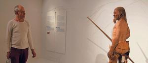 Winfried Sträter trifft im Bozener Oetzi-Museum auf eine Nachbildung des berühmten Mordopfers aus dem ewigen Eis.