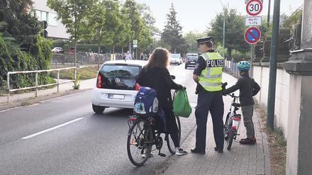 Revierpolizist Harry Wenzel erklärt einer Mutter, der Gehweg sei zu schmal zum Radfahren. Also schieben beim nächsten Mal.