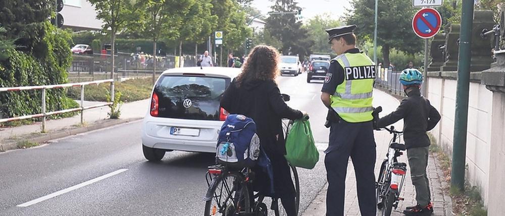 Revierpolizist Harry Wenzel erklärt einer Mutter, der Gehweg sei zu schmal zum Radfahren. Also schieben beim nächsten Mal.