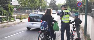 Revierpolizist Harry Wenzel erklärt einer Mutter, der Gehweg sei zu schmal zum Radfahren. Also schieben beim nächsten Mal.