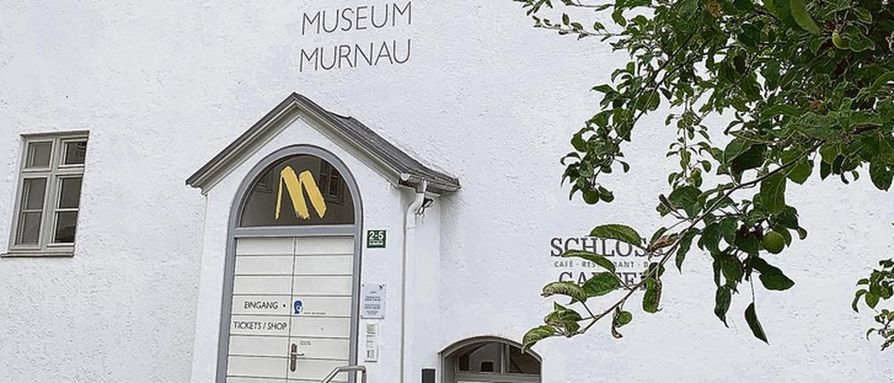 Schau in Murnau. Das Schlossmuseum mit seiner aktuellen Ausstellung hat Fördervereinschef Markus Wicke begeistert.