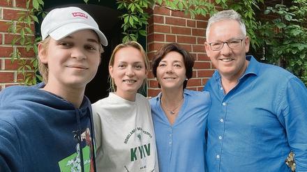 Dania und Viiktoria verstehen sich gut mit ihren Gastgebern Dorota und Thomas Zimdars (v.l.).