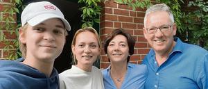 Dania und Viiktoria verstehen sich gut mit ihren Gastgebern Dorota und Thomas Zimdars (v.l.).