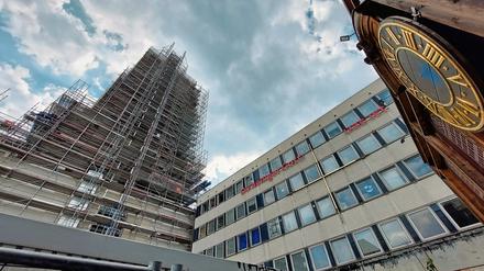 Das Künstlerhaus Rechenzentrum und der Garnisonkirchturm befinden sich in direkter Nachbarschaft. 