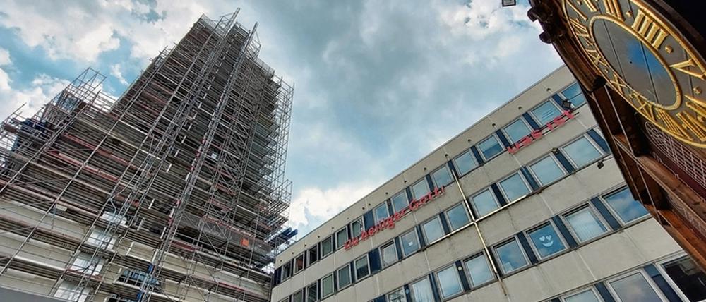 Das Künstlerhaus Rechenzentrum und der Garnisonkirchturm befinden sich in direkter Nachbarschaft.