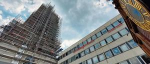 Das Künstlerhaus Rechenzentrum und der Garnisonkirchturm befinden sich in direkter Nachbarschaft. 