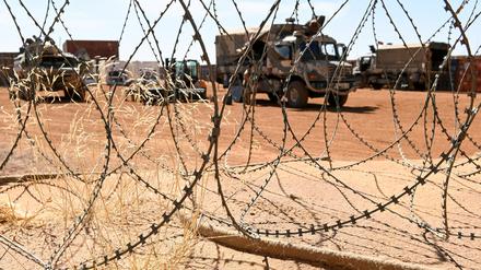 Ein Bundeswehr-Fahrzeug fährt über einen Weg in Mali. (Symbolbild)