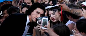 Adam Driver macht am roten Teppich Selfies mit den Fans.