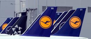 Flugzeuge der Fluggesellschaft Lufthansa stehen am Rand des Rollfeldes nebeneinander.