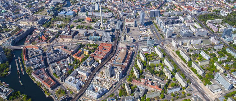 Höhenrausch. Am Alexanderplatz entsteht neben dem Kaufhaus Alexa der „Alexander“-Turm. Er soll 2023 eröffnen und mit 150 Metern das höchste Wohnhaus der Stadt sein.  