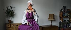 Da Ithi, verkleidet als Maria Luisa Parma (von 1788 bis 1808 Königin von Spanien), die diskret versucht einen 32-Zoll-Flachbildfernseher zu klauen.