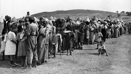 Ausgewiesene Griechinnen und ihre Kinder während der Deportation nach dem Pogrom in Smyrna im September 1922.