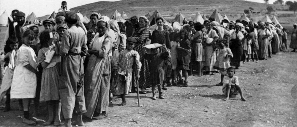Ausgewiesene Griechinnen und ihre Kinder während der Deportation nach dem Pogrom in Smyrna im September 1922.