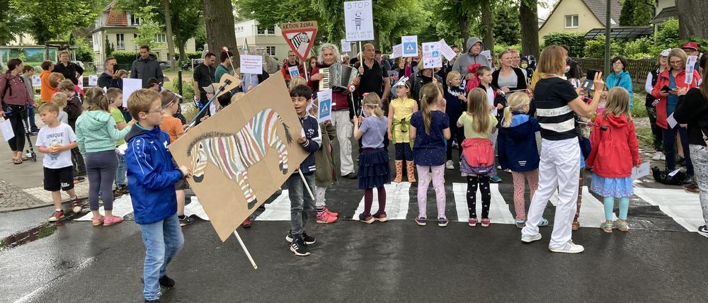 Aktion Zebra. Eltern, Schüler und Erzieher:innen fordern eine bessere Verkehrssituation in Lichtenrade.