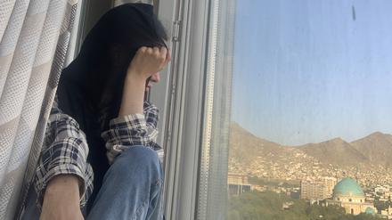Lamar am Fenster ihrer geheimen Wohnung in Kabul.