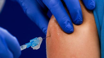 Eine Person wird gegen das Coronavirus geimpft.