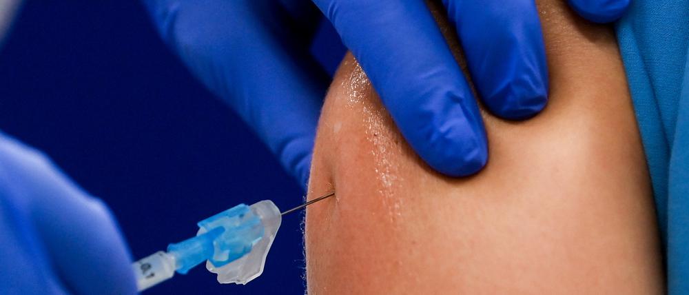 Eine Person wird gegen das Coronavirus geimpft.