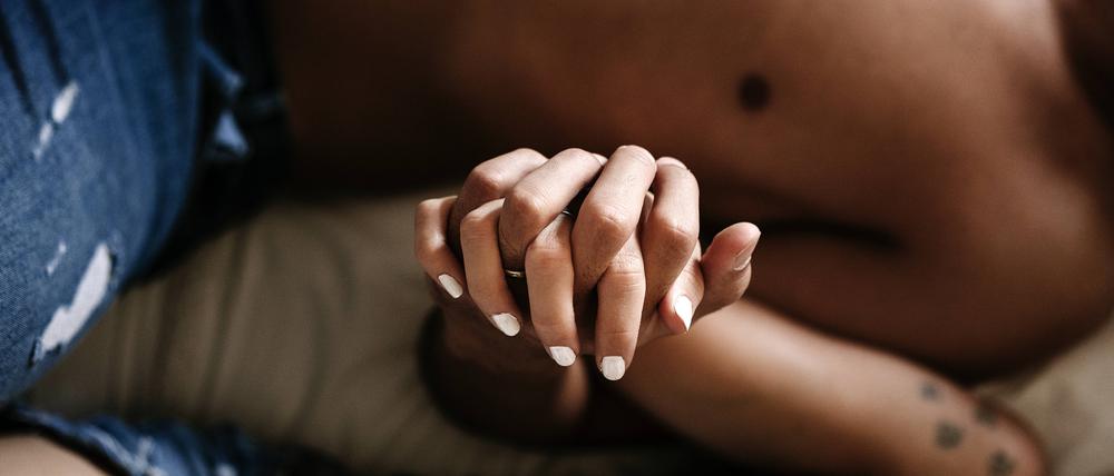 Wer verliebt ist, hat viel Körperkontakt. Dadurch wird Oxytocin produziert.