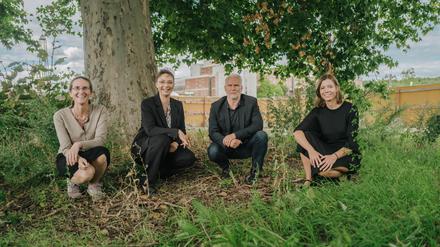 Die 150 Jahre alte Plantane im Zentrum des Kulturforums war Ideengeber dafür, den „Tag im Grünen“ zu veranstalten. Von links nach rechts: Dagmar Korbacher, Dagmar Hirschfelder, Klaus Biesenbach, Julia Freiboth.