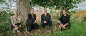 Die 150 Jahre alte Plantane im Zentrum des Kulturforums war Ideengeber dafür, den „Tag im Grünen“ zu veranstalten. Von links nach rechts: Dagmar Korbacher, Dagmar Hirschfelder, Klaus Biesenbach, Julia Freiboth.