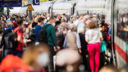 Fahrgäste steigen am Berliner Hauptbahnhof in einen ICE. Durch das 9-Euro-Ticket wird mit mehr Verkehr am Pfingstwochenende gerechnet, das in vielen Bundesländern auch den Beginn der Pfingstferien bedeutet. +++ dpa-Bildfunk +++
