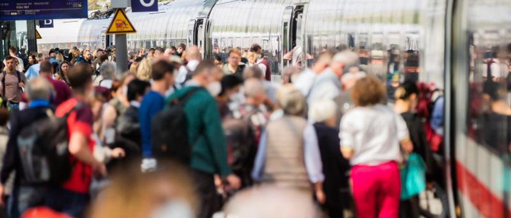 Fahrgäste steigen am Berliner Hauptbahnhof in einen ICE. Durch das 9-Euro-Ticket wird mit mehr Verkehr am Pfingstwochenende gerechnet, das in vielen Bundesländern auch den Beginn der Pfingstferien bedeutet. +++ dpa-Bildfunk +++